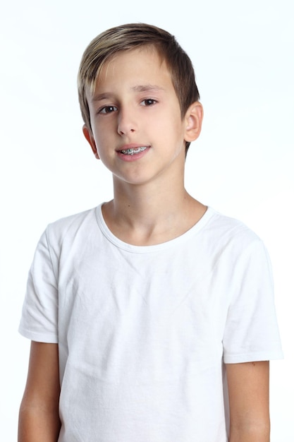 Camiseta branca em um menino bonito isolado no fundo branco