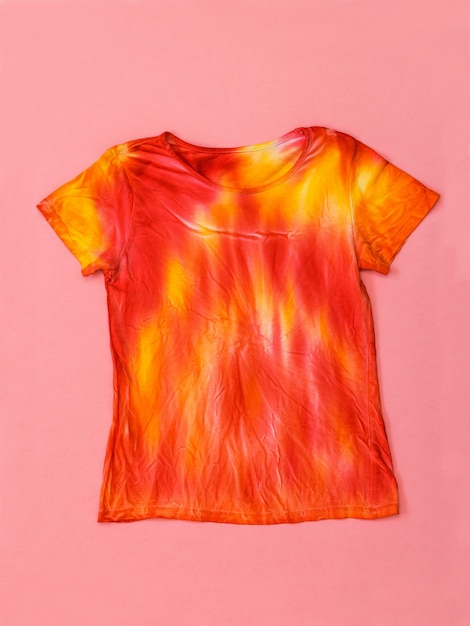 Foto camiseta brillante en estilo tie dye en rosa