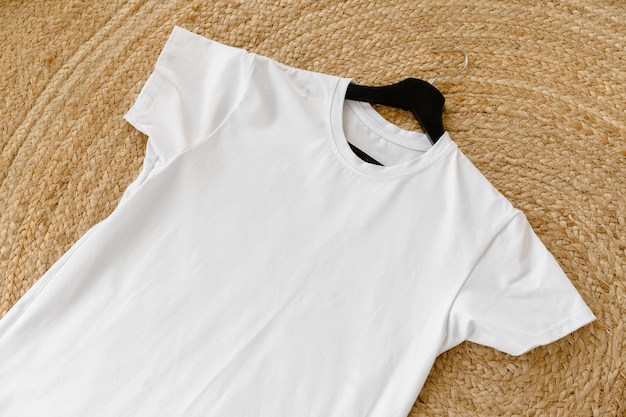 Camiseta de algodão branco liso em cabide para seu projeto, espaço de cópia