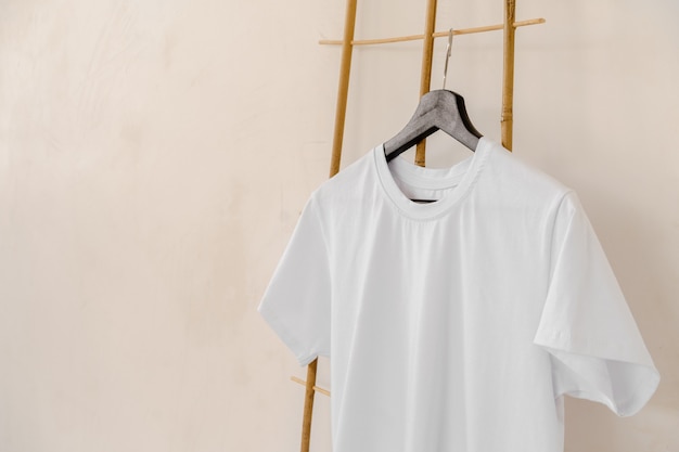 Camiseta de algodão branco liso em cabide para seu projeto