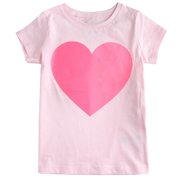 Camiseta con diseño de corazón aislado en el espacio vacío