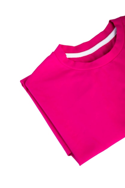 camiseta dobrada rosa isolada no fundo branco. fotografia para publicidade de roupas. pano casual