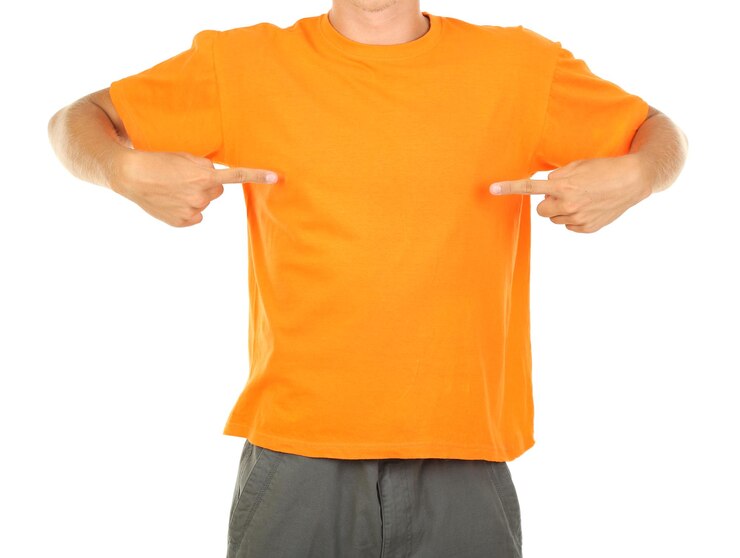 Foto camiseta em jovem isolado em branco