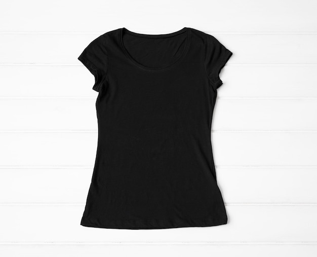 Foto camiseta feminina negra no chão