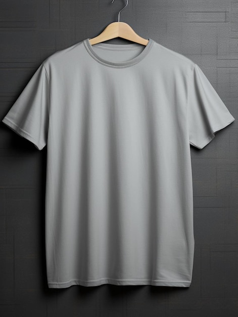 una camiseta gris cuelga de una pared gris.