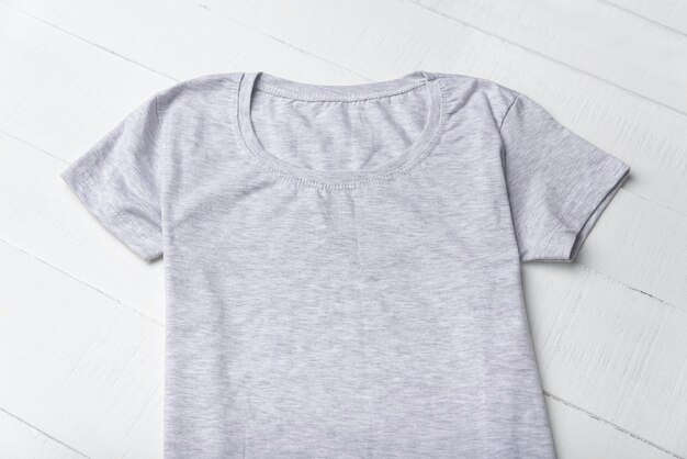 Camiseta gris sobre fondo blanco Mockup Camiseta de algodón masculina o femenina