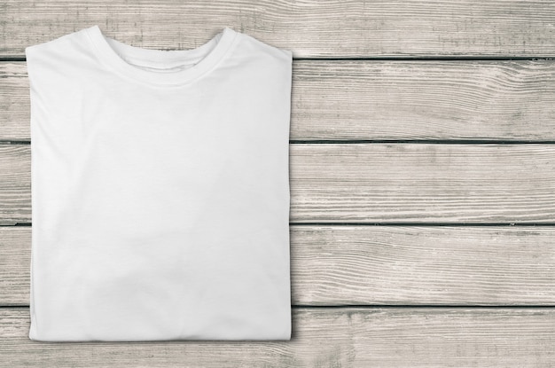 Camiseta isolada no fundo