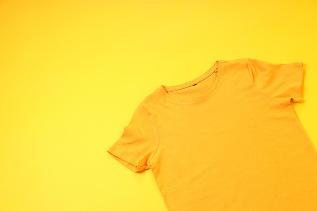 Camiseta laranja com espaço para impressão em fundo amarelo