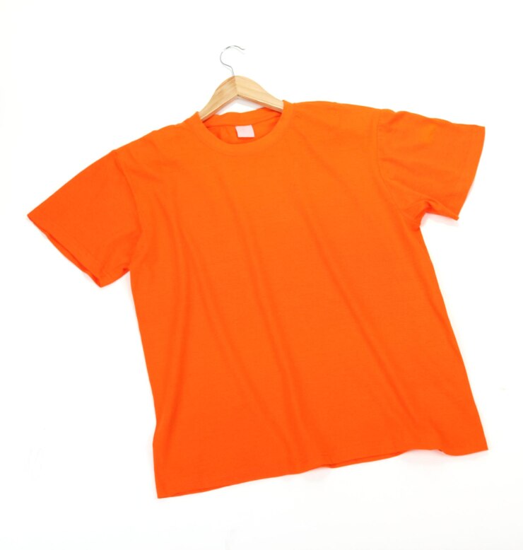 Foto camiseta laranja em cabide isolado em branco