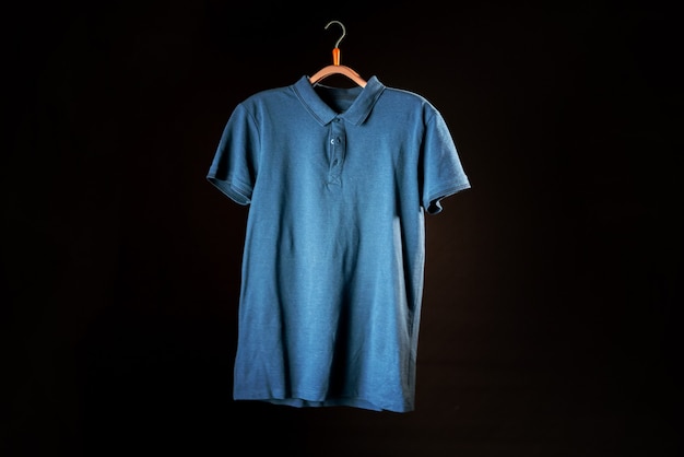 Camiseta masculina casual em cabide na parede escura