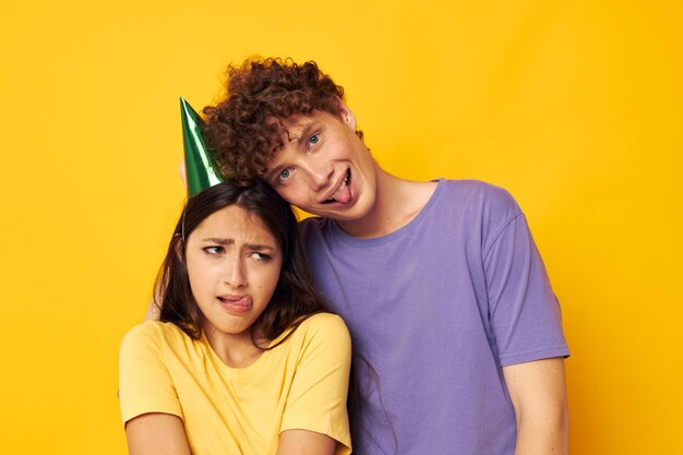 Camiseta multicolorida jovem casal com chapéus de férias