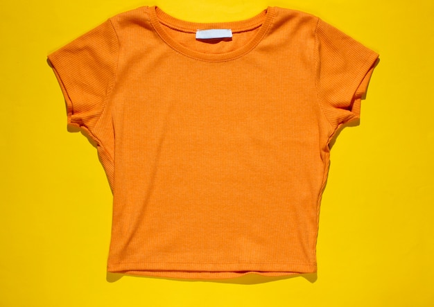 Camiseta naranja de moda aislada en amarillo