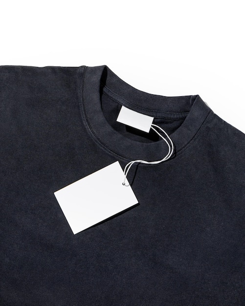 Camiseta negra con etiqueta de precio de ropa en blanco o maqueta de etiqueta Concepto de ecología Concepto de venta de ropa