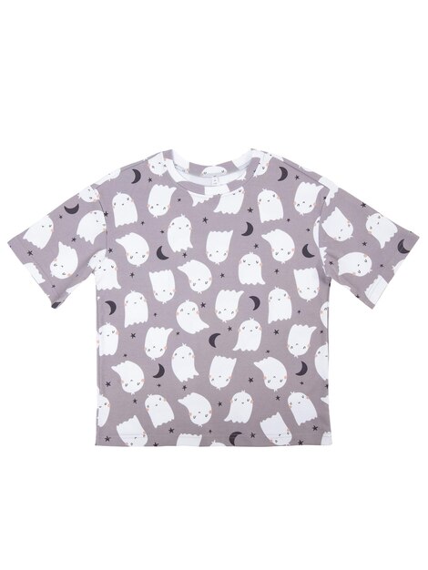 Foto camiseta de pijama hecha de tejidos de punto de colores aislados sobre un fondo blanco
