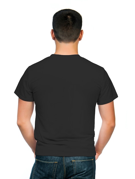 Camiseta preta em um jovem isolado