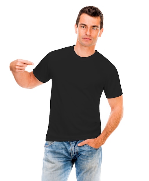 Foto camiseta preta em um jovem isolado