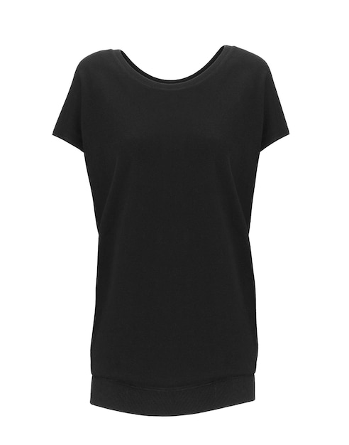 Camiseta preta isolada em fundo branco