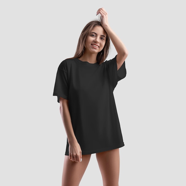 Camiseta preta na jovem garota sexy isolada no fundo