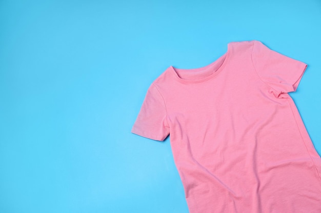 Camiseta rosa em branco com espaço para impressão em fundo azul