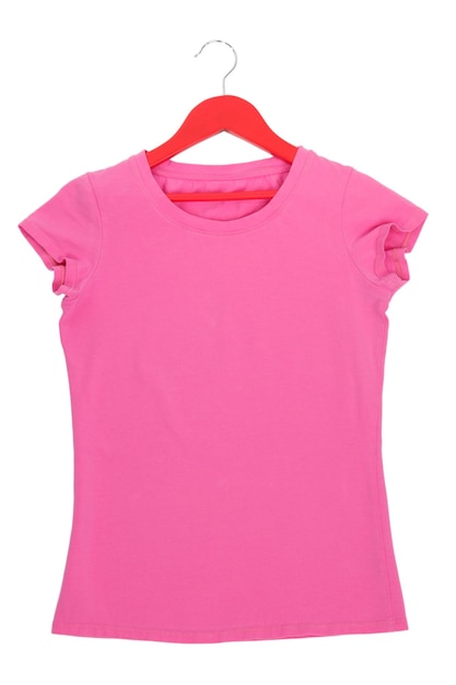 Camiseta rosa en percha aislada en blanco