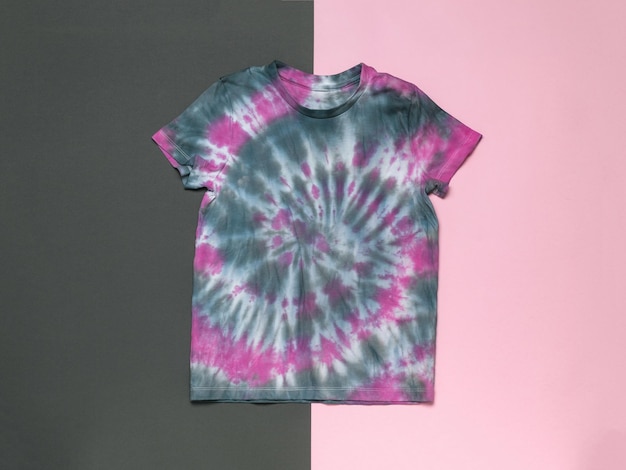 Camiseta tie dye acinzentada em um fundo acinzentado Postura plana