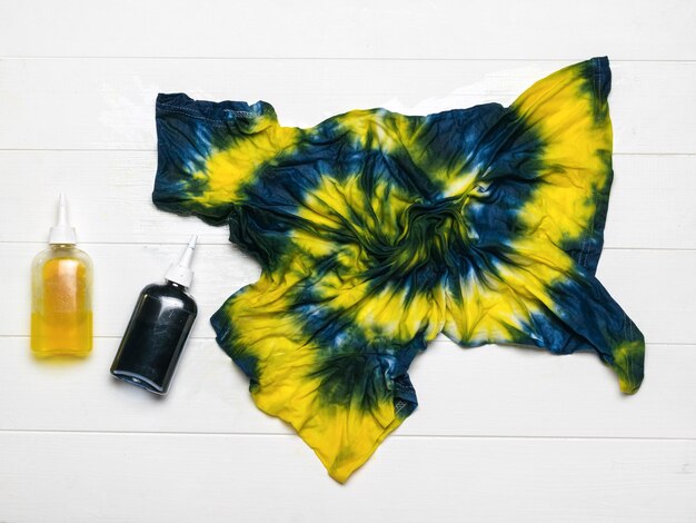 Camiseta tie dye recém-pintada em azul e amarelo Flat lay