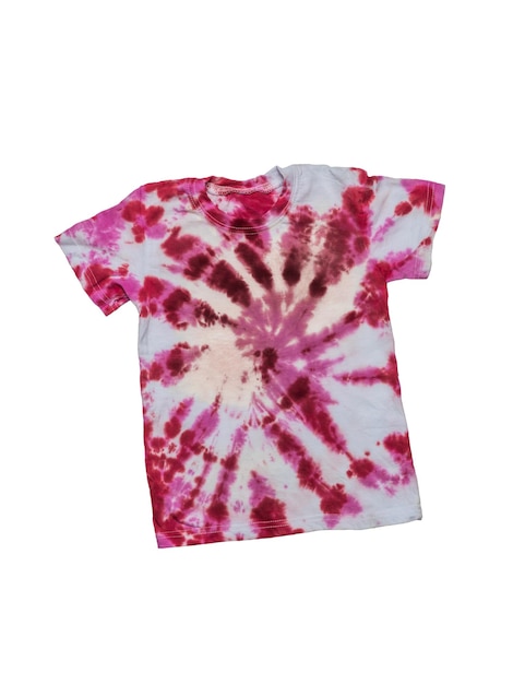 Foto camiseta tie dye en tonos blancos y rojos aislado sobre fondo blanco. endecha plana.