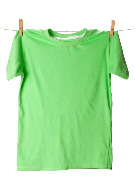 Camiseta verde no varal