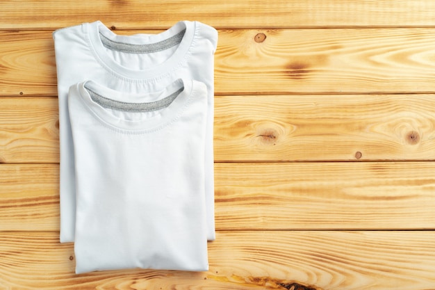 Camisetas blancas sobre superficie de madera