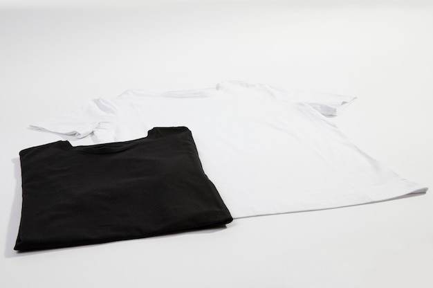 Foto camisetas en blanco blancas y negras