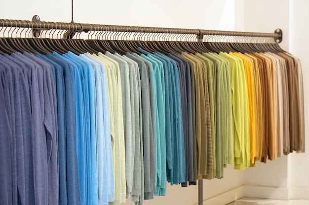 Camisetas coloridas em cabides