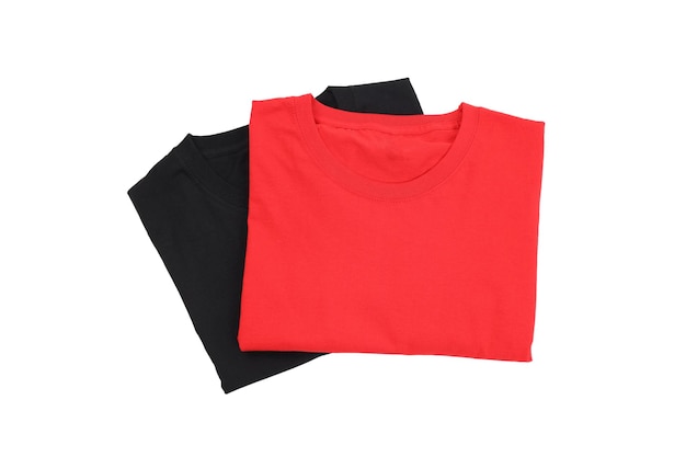 Camisetas negras y rojas dobladas aisladas sobre fondo blanco