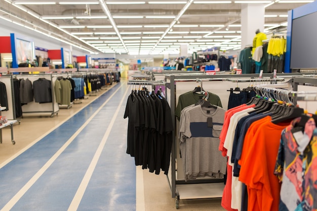 Camisetas de verano en perchas en una gran tienda de ropa