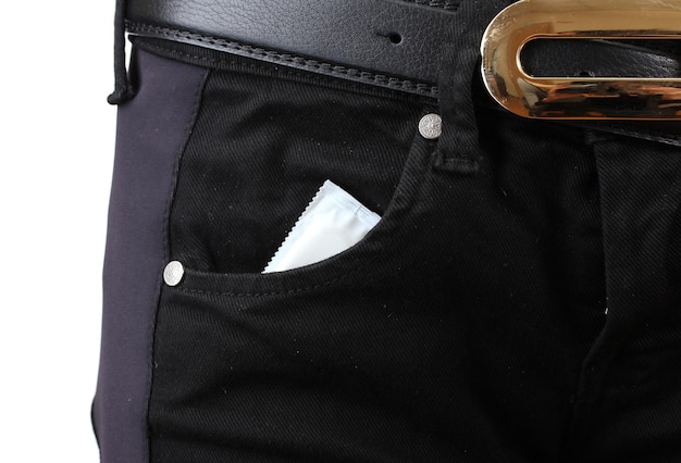 Camisinha no bolso da calça jeans preta em branco