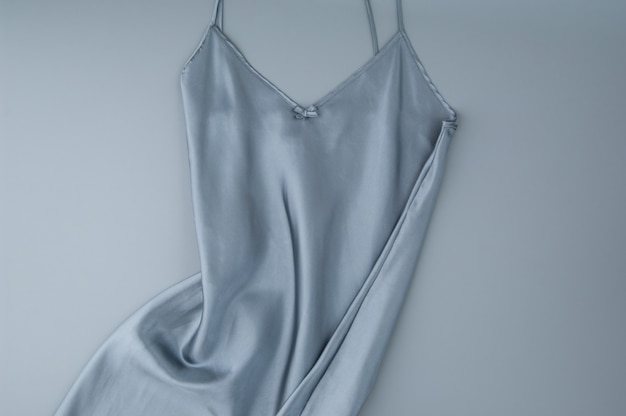 Camisón femenino sobre un fondo gris, aislado, vista superior