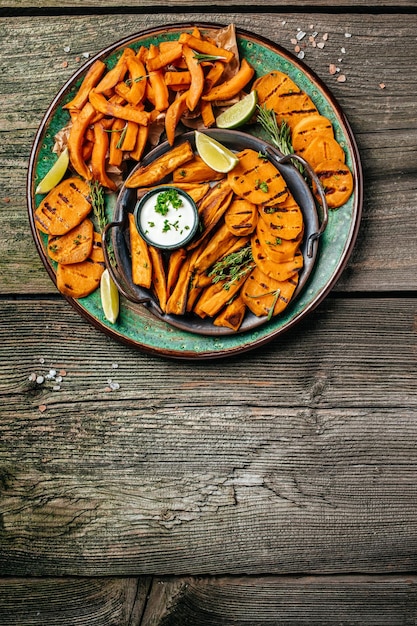 Camote al horno con lima y salsa. imagen vertical. vista superior. lugar para el texto.