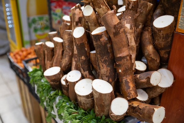 Camote crudo en un puesto de mercado popular en México