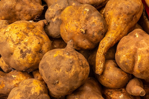 Camote en el mercado de agricultores en la ciudad de Madeira en Funchal Portugal