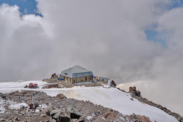 Campamento alpino en la cima de una montaña cubierta de nieve.