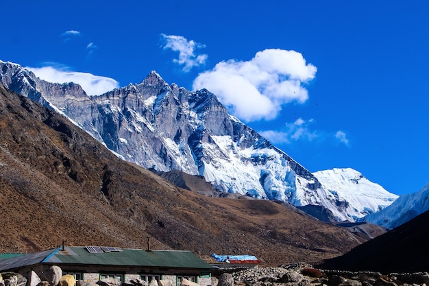 Campamento base del Everest Trek, montañas del Himalaya visto desde Dengboche, Solukhumbu, Nepal