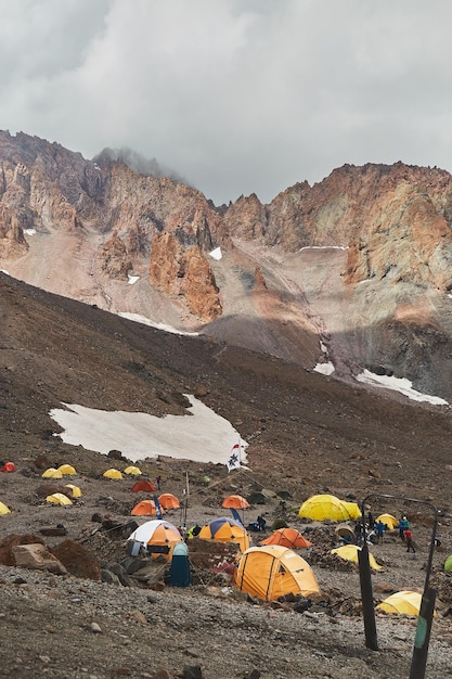 Campamento base del monte Kazbeg con vistas al glaciar Gergeti Meteostation en Kazbek Georgia Expedición alpinista al monte kazbek