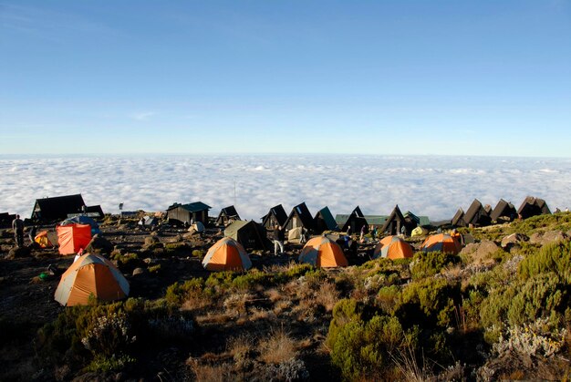 El campamento de la cabaña de Horombo por encima de las nubes Ruta Marangu Kilimanjaro Tanzania