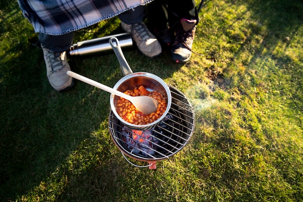 Foto campamento de invierno con comida y mantas abrigadas.