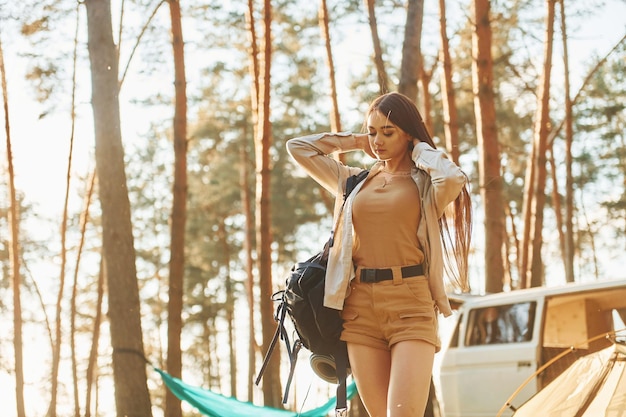 En el campamento, la mujer viaja sola en el bosque durante el día en verano