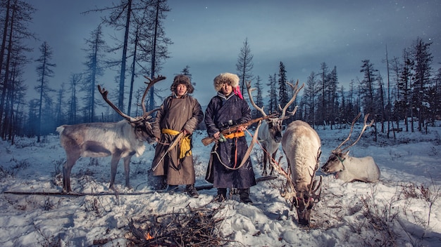 Campamento de pastores de renos en el fondo cerca de la frontera con Rusia en Taiga, Mongolia