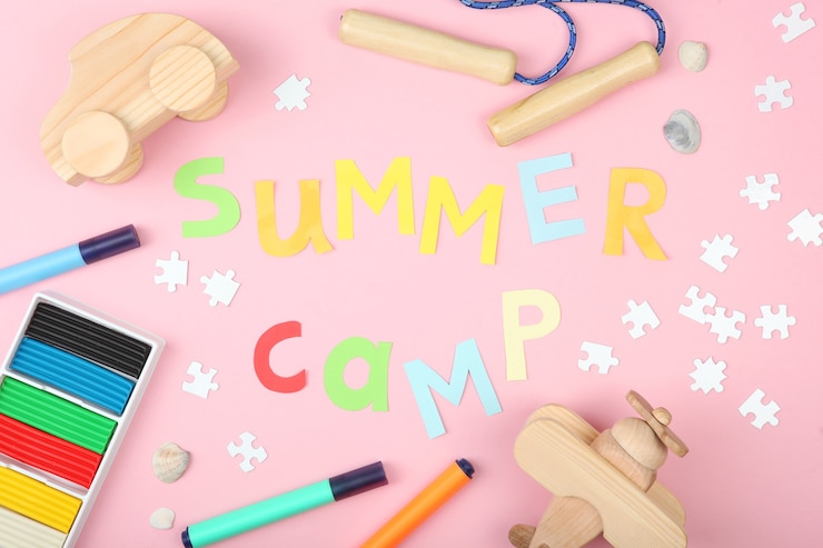 Foto el campamento de verano de inscripción en una vista superior de fondo de color
