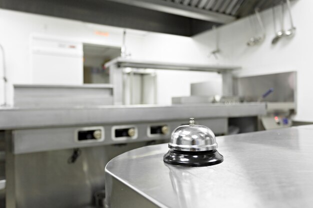 Foto campana de alerta en la mesa de la cocina en un restaurante