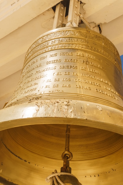 Campana de bronce en la Catedral de León, Nicaragua, la más importante de Centroamérica