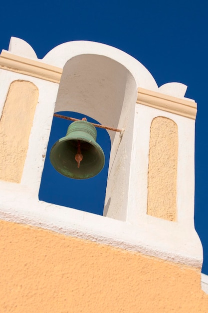 Campana de bronce verde de una iglesia ortodoxa