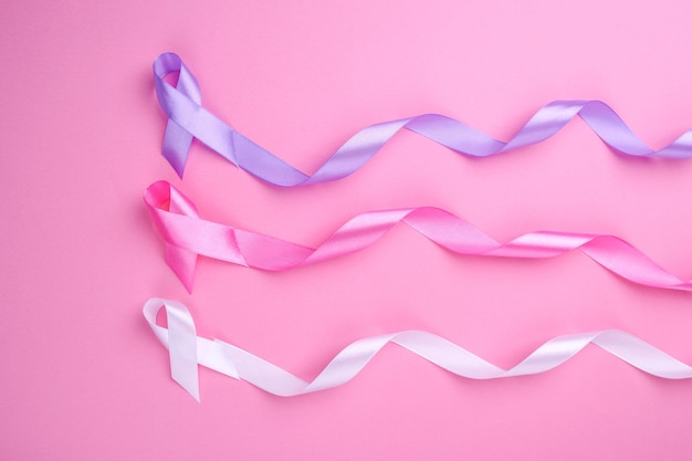 Campaña de cinta contra el cáncer en el Día Mundial del Cáncer con fondo rosa